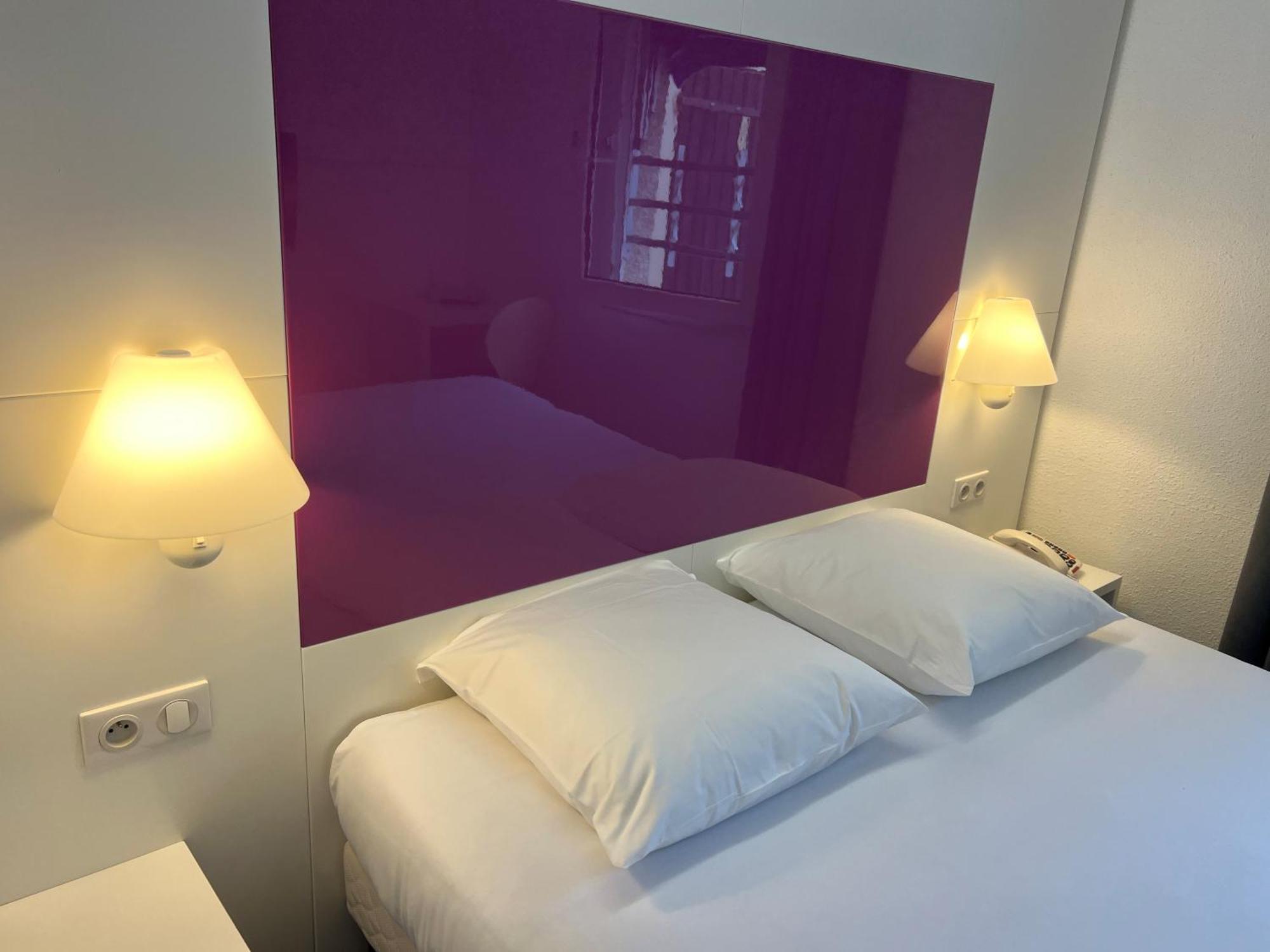 Chambre Lit Queen-Size Accessible aux Personnes à Mobilité Réduite